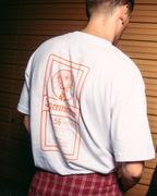 Achteraanzicht van een wit Jägermeister T-shirt met een grote grafische print geïnspireerd op het Jägermeister-label