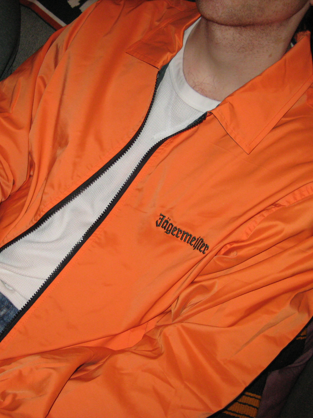 Oranje jas met 'Jägermeister'-branding
