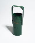 Groene metalen wierookbrander met handvat en oranje Jägermeister-logo op een witte achtergrond