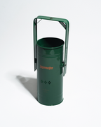 Groene metalen wierookbrander met handvat en oranje Jägermeister-logo op een witte achtergrond