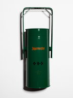 Groene metalen wierookbrander met handvat en oranje Jägermeister-logo op een witte achtergrond