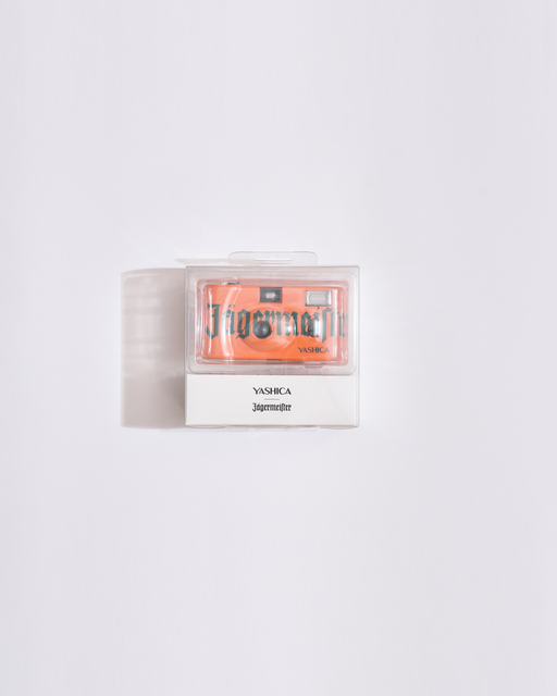 oranje camera in een doorzichtige plastic verpakking op een witte achtergrond