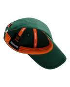 Groene Jägermeister dad cap met een zichtbaar merklogo aan de binnenkant van de pet.
