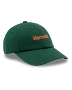 Groene Jägermeister dad cap met een oranje Jägermeister-wordmarklogo op de voorkant.