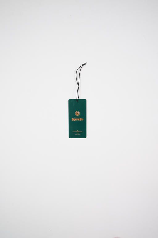 Groene kant van geurpapier met merlogo's op een witte achtergrond
