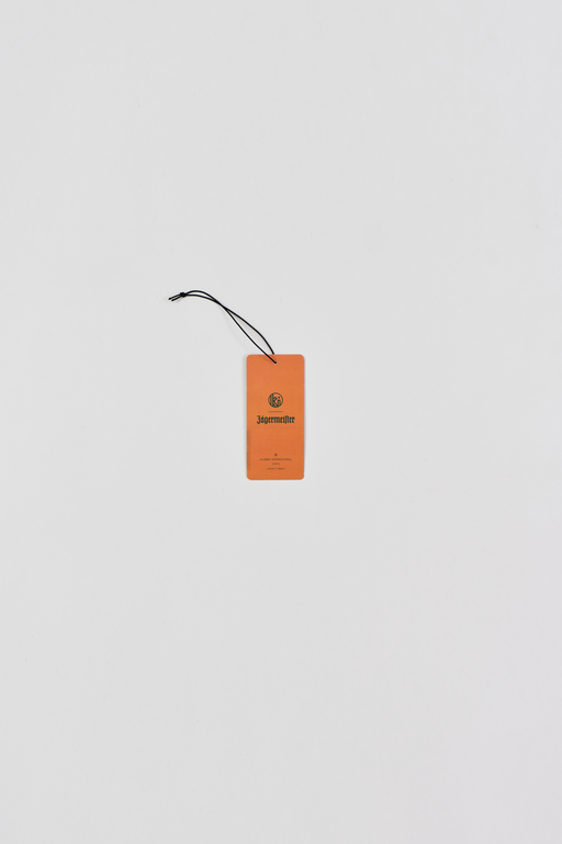 Oranje kant van geurpapier met merlogo's op een witte achtergrond