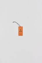 Oranje kant van geurpapier met merlogo's op een witte achtergrond
