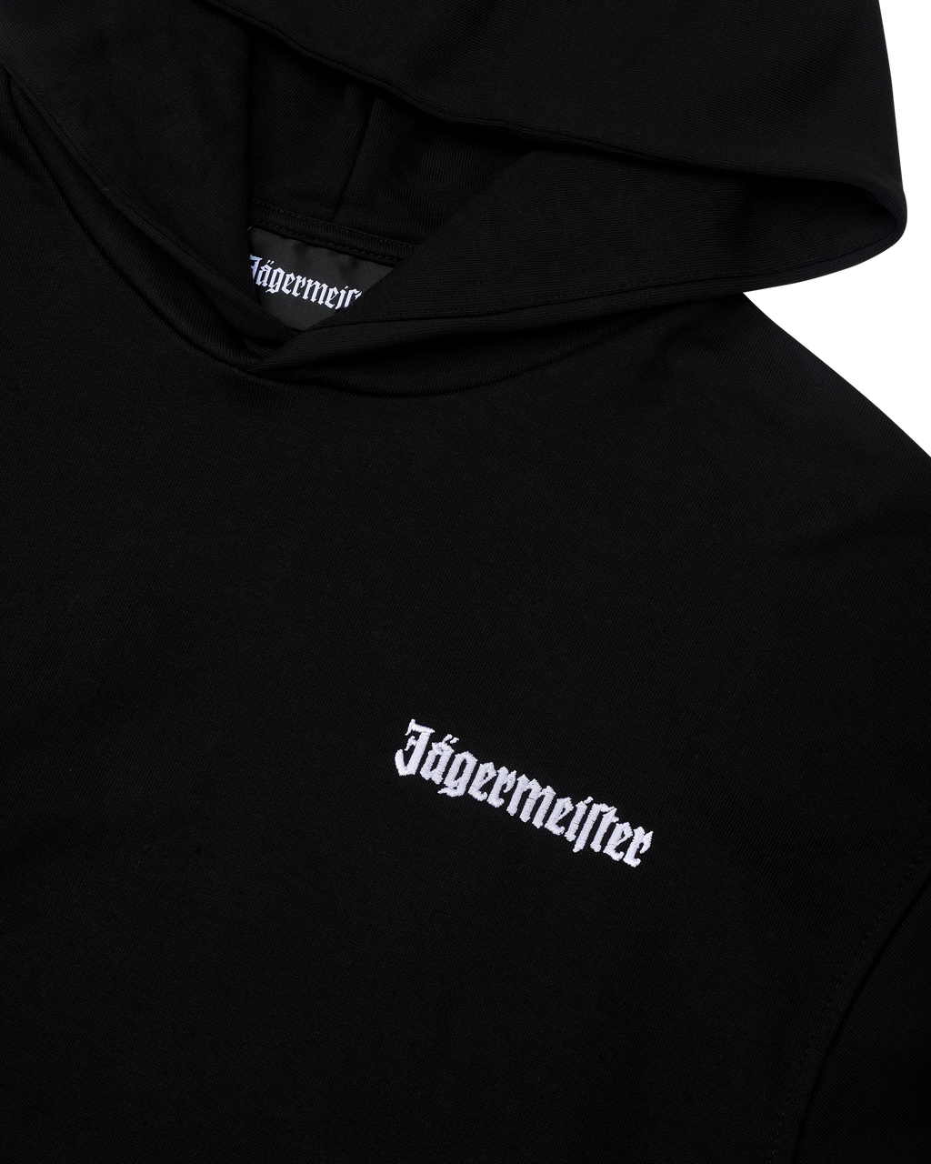 Zwarte hoodie met wit Jägermeister-logo op de borst.