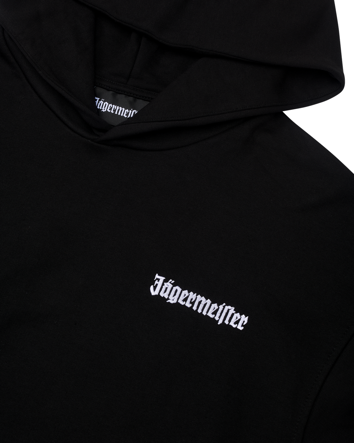 Zwarte hoodie met wit Jägermeister-logo op de borst.