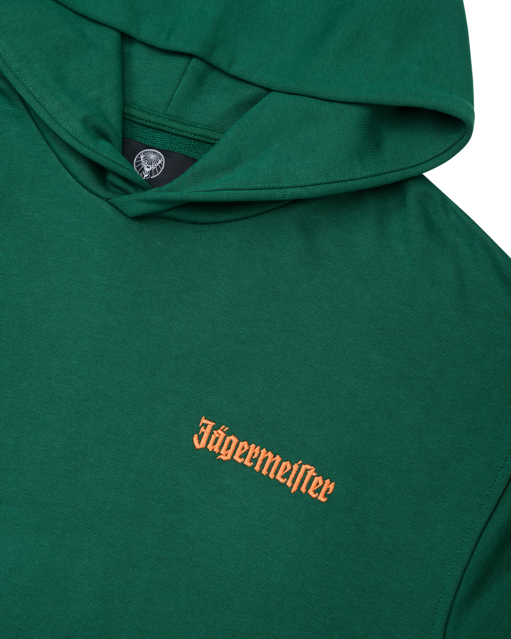Groene hoodie met een oranje Jägermeister-logo op de borst.