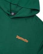 Groene hoodie met een oranje Jägermeister-logo op de borst.
