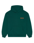 Groene hoodie met een oranje merklogo op de borst.