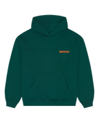 Groene hoodie met een oranje merklogo op de borst.