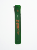 Groene wierookstokjeshouder met oranje 'Jägermeister'-branding op een witte achtergrond