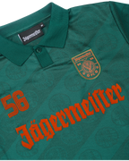 Close-up van een groen jersey met Jägermeister-branding.