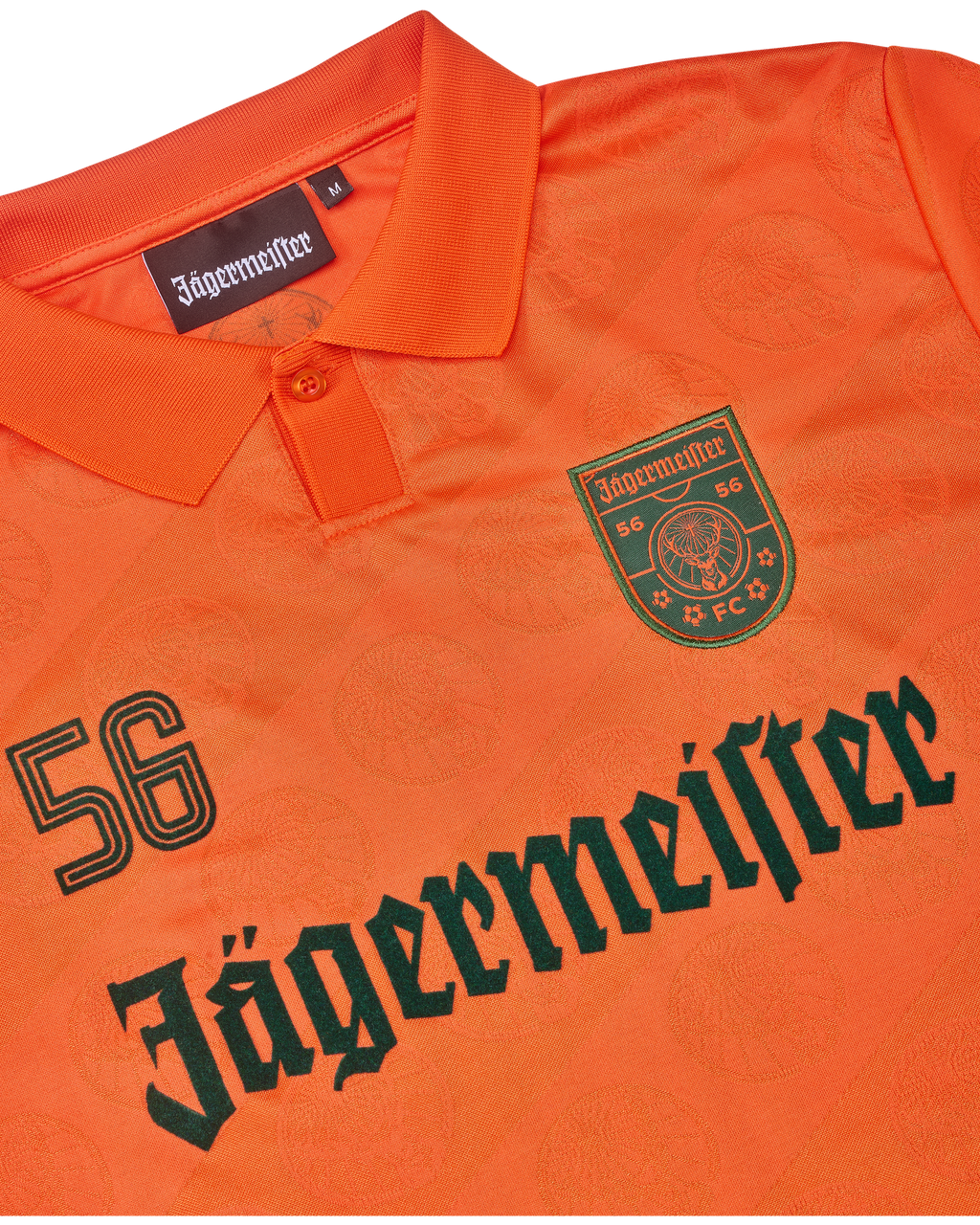 Oranje shirt met Jägermeister-branding.