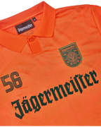 Oranje shirt met Jägermeister-branding.