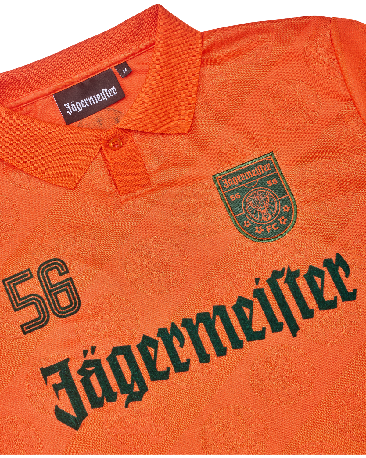 Oranje shirt met Jägermeister-branding.