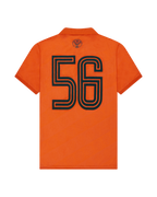Oranje shirt met zwart nummer 56 op de achterkant van het shirt.