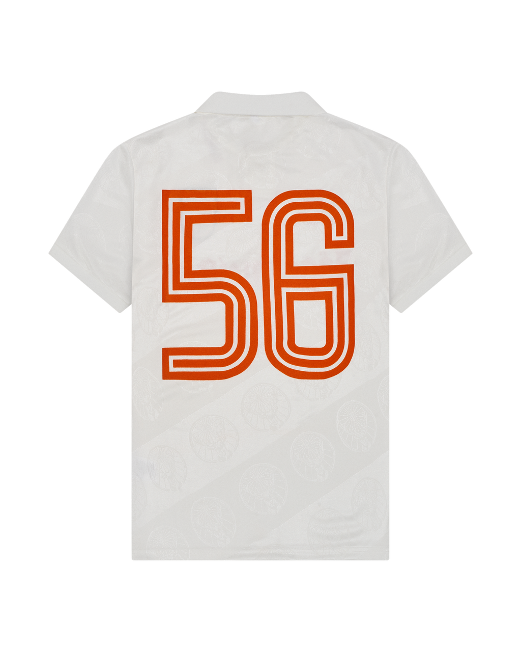 Wit shirt met oranje '56'-design op de achterkant.