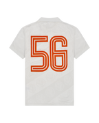 Wit shirt met oranje '56'-design op de achterkant.