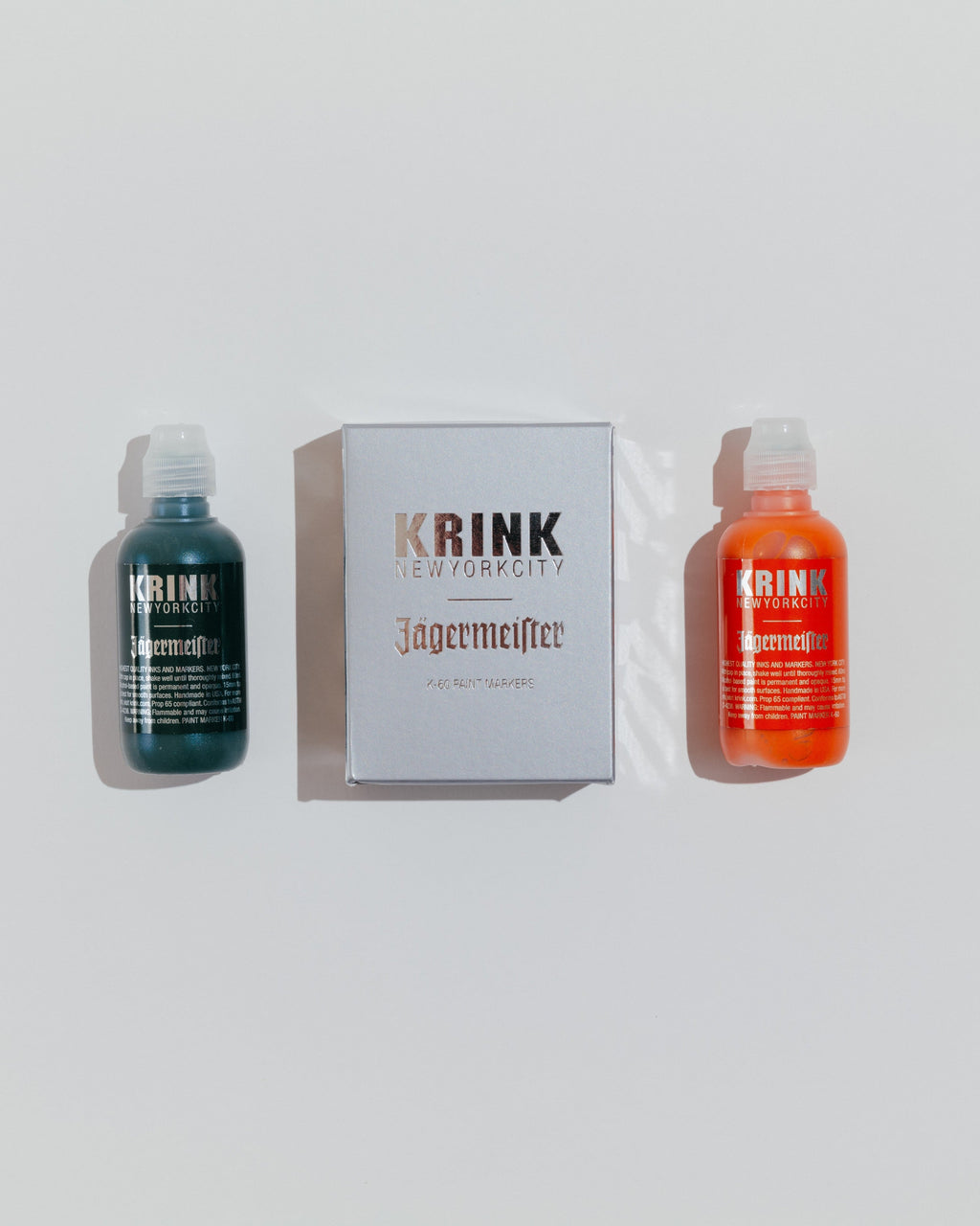 Twee flessen Krink-markerverf en een doos met Krink-branding 