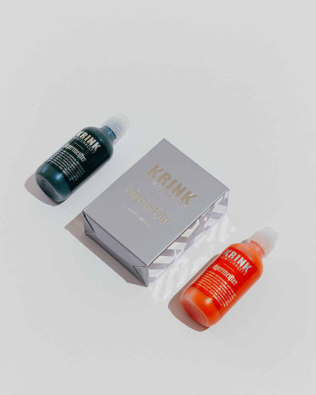 Twee flessen Krink-markerverf en een doos met Krink-branding 