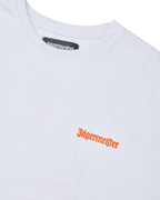 Wit T-shirt met een oranje 'Jägermeister'-logo.