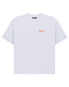 Wit T-shirt met een oranje Jägermeister-logo op de borst.