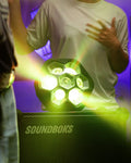 SOUNDBOKS-speaker met oplichtende LIGHTBOKS op een donkere achtergrond