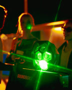 Groene oplichtende LIghtboks op een Soundboks, omringd door feestende mensen