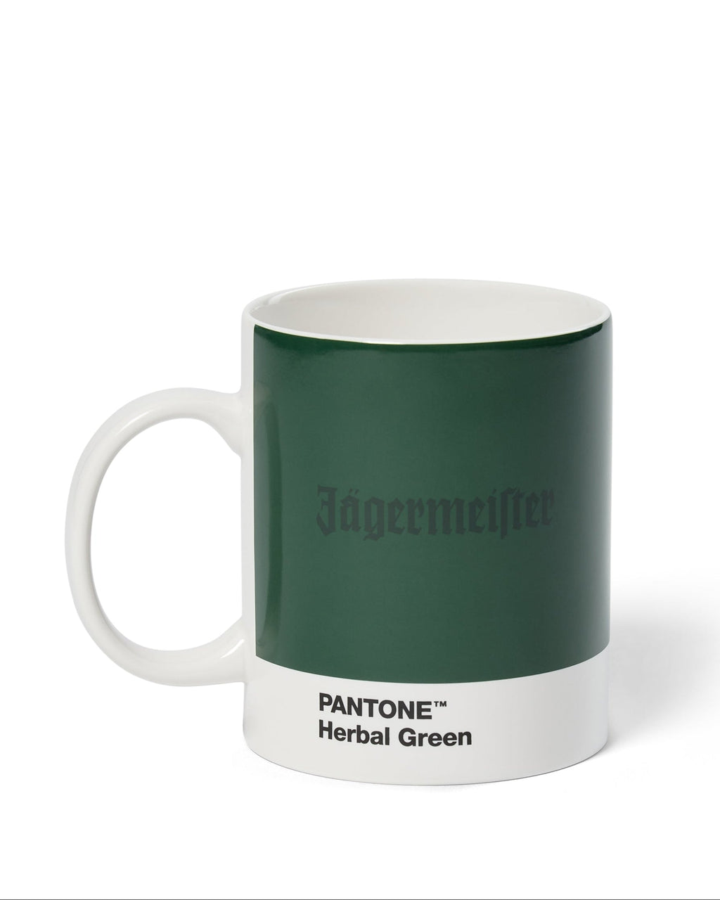 Jägermeister-mok met Pantone Herbal Green-kleurstaal op een witte achtergrond