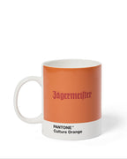 Oranje mok met Jägermeister-branding en Pantone-kleurstaal op een witte achtergrond