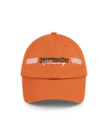 Oranje pet met Jägermeister Racing-logo.