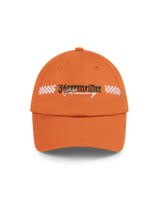 Oranje pet met Jägermeister Racing-logo.