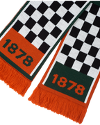 Jägermeister Racing-sjaal met geruit patroon en tekst '1878'.