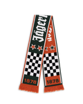 Jägermeister Racing-sjaal met ruitpatroon en sterren, waarop het Jägermeister-logo en het oprichtingsjaar 1878 van het bedrijf te zien zijn.