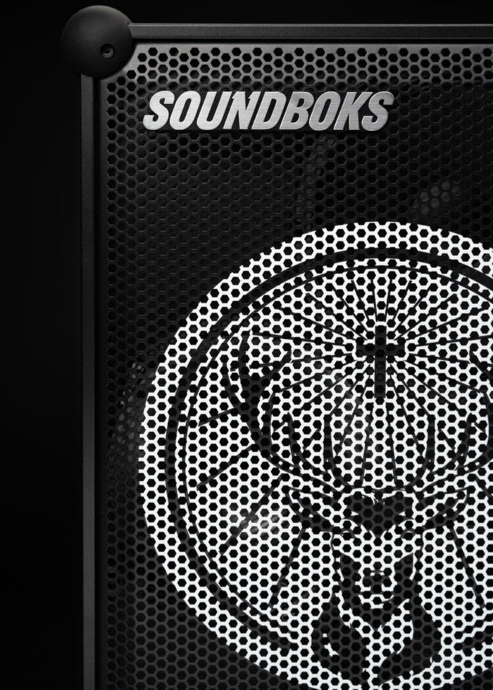 Zwarte Soundboks-speaker met Jägermeister-merklogo