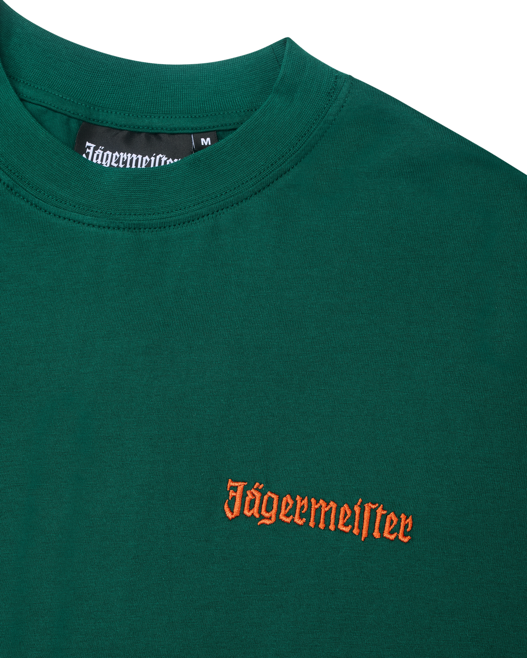 Groene T-shirt met een oranje Jägermeister-woordmarkering op de borst.