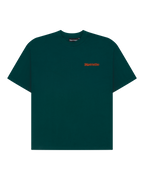 Groene Jägermeister T-shirt met een klein oranje woordmerklogo op de borst.