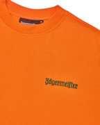 Oranje T-shirt met groen Jägermeister-logo op de borst.