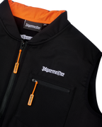 Zwarte Jägermeister-tactische vest met witte Jägermeister-wordmark-branding en een oranje rits.
