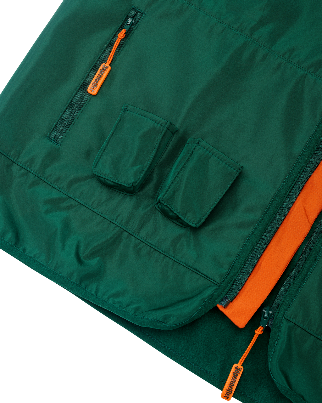Groene vest met oranje accenten en twee kleine zakjes voor Jägermeister Minis.