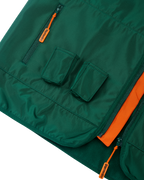 Groene vest met oranje accenten en twee kleine zakjes voor Jägermeister Minis.