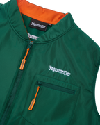 Groene vest met oranje binnenkant en witte Jägermeister-branding.