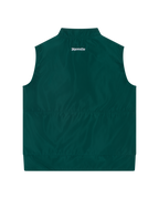 Groene Jägermeister-vest van achteren met een witte Jägermeister-wordmark.