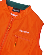 Close-up van een oranje vest met witte Jägermeister-branding.