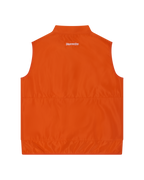 Oranje vest met een wit Jägermeister-merklogo op de achterkant