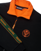Zwart jack met oranje kraag en Jägermeister-branding op de borst en de mouw.