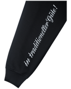 Mouw van een zwarte sweatshirt met witte tekst